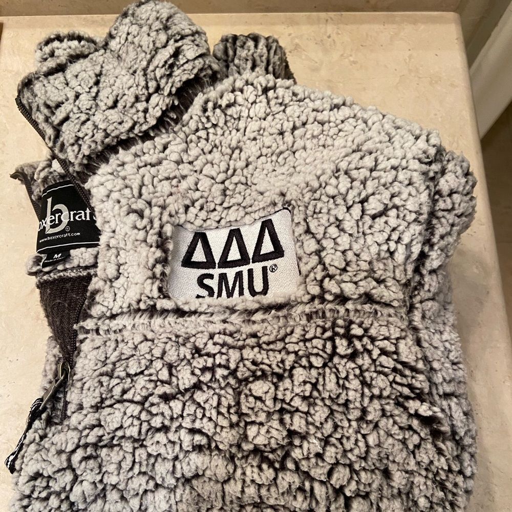 BRAND 🆕 Fuzzy Tri Delta Quarter Zip